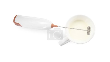 Mousseur de lait wand et tasse isolé sur blanc, vue de dessus