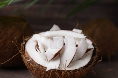 Kokosnussstücke in Nussschale auf dem Tisch, Nahaufnahme