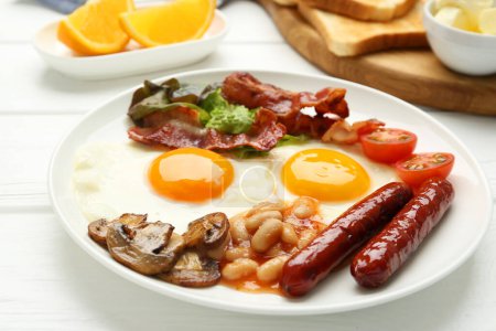 Téléchargez les photos : Délicieux petit déjeuner avec des œufs ensoleillés sur une table en bois blanc, gros plan - en image libre de droit