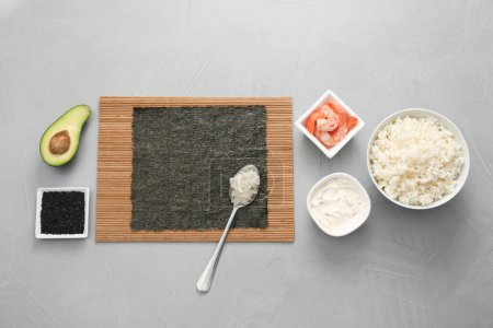 Téléchargez les photos : Je cuisine des sushis. Nori, cuillère avec riz et autres ingrédients sur table grise texturée, plat - en image libre de droit