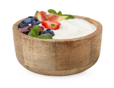 Cuenco con yogur, bayas, frutas y menta aislados en blanco