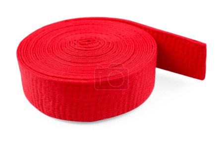 Cinturón de karate rojo aislado en blanco. Uniforme de artes marciales
