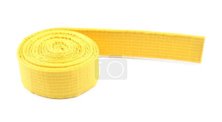 Cinturón de karate amarillo aislado en blanco. Uniforme de artes marciales