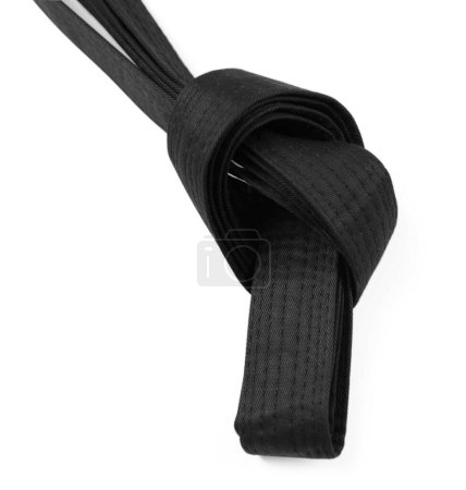 Cinturón de karate negro aislado en blanco. Uniforme de artes marciales