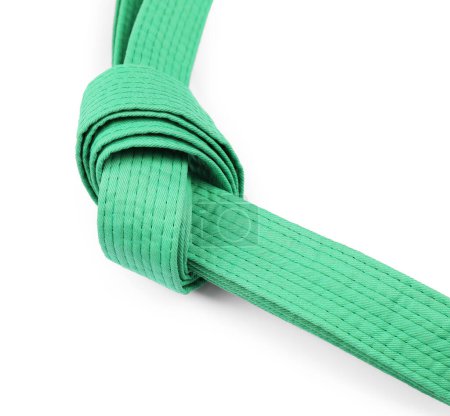 Cinturón de karate verde aislado en blanco. Uniforme de artes marciales