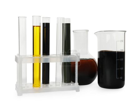 Téléchargez les photos : Verrerie de laboratoire avec différents types de pétrole brut isolé sur blanc - en image libre de droit
