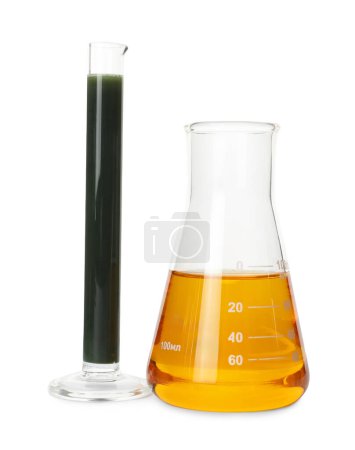 Reagenzglas und Kolben mit verschiedenen Arten von Rohöl isoliert auf weiß