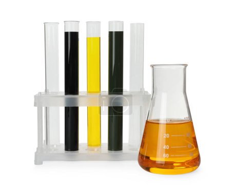 Téléchargez les photos : Verrerie de laboratoire avec différents types de pétrole brut isolé sur blanc - en image libre de droit