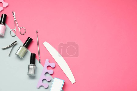 Foto de Esmaltes de uñas y conjunto de herramientas de pedicura sobre fondo de color, disposición plana. Espacio para texto - Imagen libre de derechos