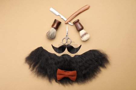 Téléchargez les photos : Moustache artificielle, outils de barbe et de barbier sur fond beige, pose plate - en image libre de droit