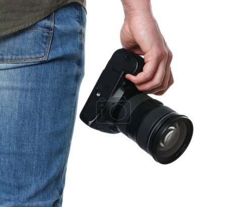 Fotógrafo sosteniendo cámara moderna sobre fondo blanco, primer plano
