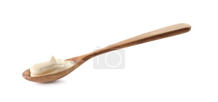 Yaourt naturel dans une cuillère en bois isolé sur blanc