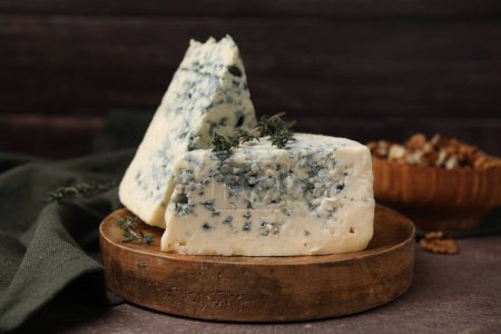 Savoureux fromage bleu au thym sur table brune