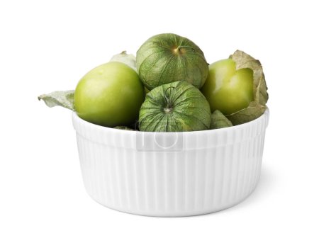 Schüssel frischer grüner Tomatillos mit Schale isoliert auf weiß