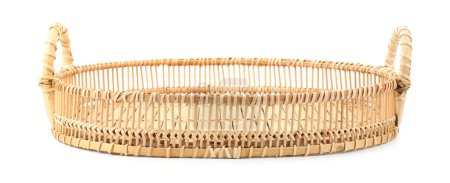 Una cesta de pan de mimbre vacía aislada en blanco