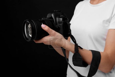 Fotograf mit Kamera auf schwarzem Hintergrund, Nahaufnahme
