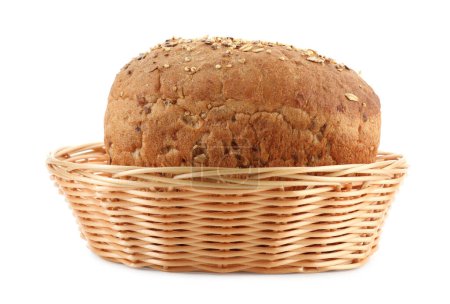 Weidenkorb mit frischem Brot isoliert auf weiß