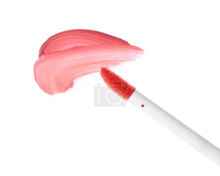 Foto de Trazos de brillo de labios de color y aplicador aislado en blanco, vista superior - Imagen libre de derechos