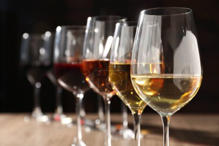 Téléchargez les photos : Différents vins savoureux dans des verres sur fond flou, gros plan - en image libre de droit