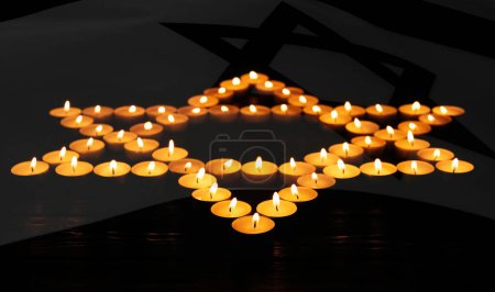 Holocaust-Gedenktag, Bannerdesign. Doppelbelichtung mit Davidstern mit brennenden Kerzen und Fahne Israels