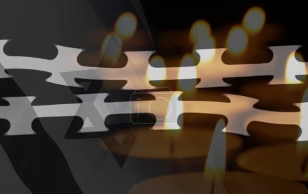 Jour du Souvenir de l'Holocauste. Double exposition du drapeau d'Israël et des bougies allumées