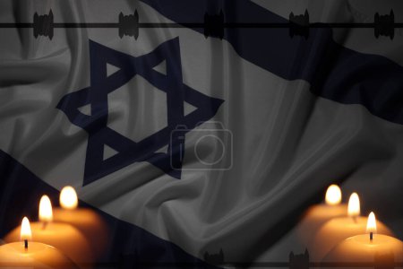 Téléchargez les photos : Jour de la mémoire de l'Holocauste. Drapeau d'Israël et bougies allumées, double exposition - en image libre de droit