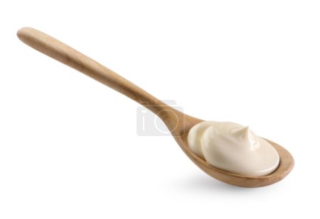 Yogur natural en cuchara de madera aislada en blanco