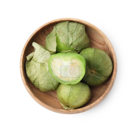 Tomatillos verts frais avec enveloppe dans un bol isolé sur blanc, vue sur le dessus