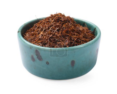 Rooibos-Tee in Schale isoliert auf weiß