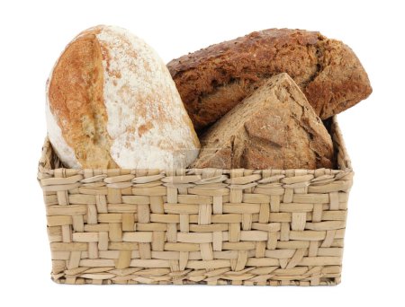 Korb mit verschiedenen Arten von frischem Brot isoliert auf weiß