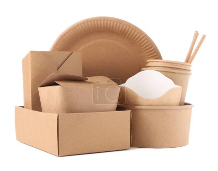 Emballages alimentaires respectueux de l'environnement, assiette jetable et pailles isolées sur blanc