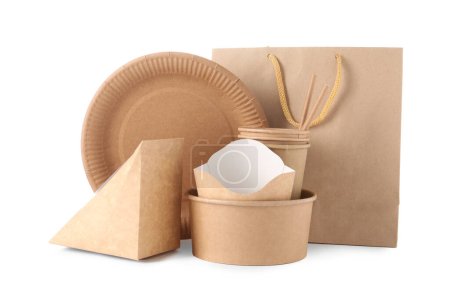 Umweltfreundliche Lebensmittelverpackungen, Einwegteller, Papiertüte und Strohhalme isoliert auf weiß