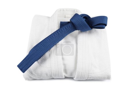 Uniforme de artes marciales con cinturón azul aislado en blanco