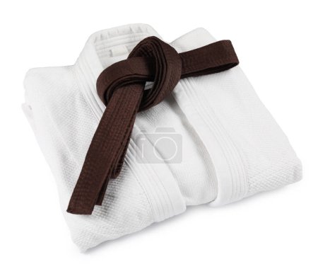Cinturón de karate marrón y kimono aislado en blanco