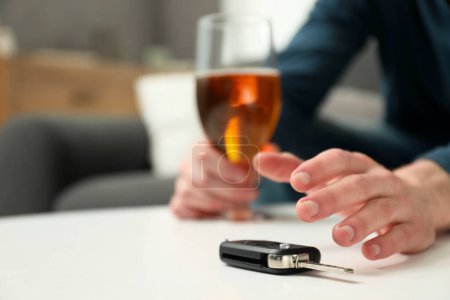 Téléchargez les photos : Un ivrogne cherchant des clés de voiture à l'intérieur, gros plan. Espace pour le texte - en image libre de droit