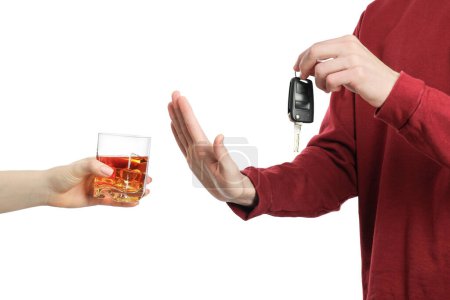 Téléchargez les photos : Homme avec des clés de voiture refusant l'alcool sur fond blanc, gros plan. Ne pas boire et conduire concept - en image libre de droit
