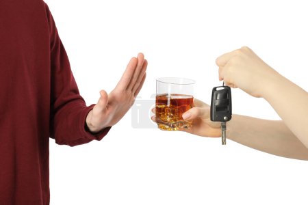 Téléchargez les photos : Homme refusant la boisson alcoolisée tandis que la femme lui suggérant des clés de voiture et un verre de whisky, gros plan. Ne pas boire et conduire concept - en image libre de droit
