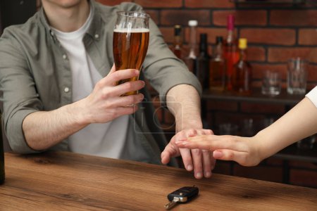 Téléchargez les photos : Femme empêchant l'homme ivre de prendre les clés de la voiture, gros plan. Ne pas boire et conduire concept - en image libre de droit