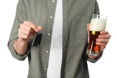 Téléchargez les photos : Homme avec verre de bière et clés de voiture sur fond blanc, gros plan. Ne pas boire et conduire concept - en image libre de droit