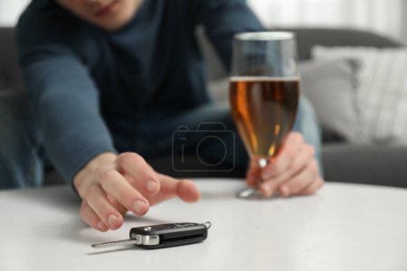 Téléchargez les photos : Un ivrogne cherchant des clés de voiture à l'intérieur, gros plan. Ne pas boire et conduire concept - en image libre de droit