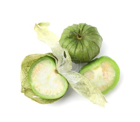 Tomates verdes frescos con cáscara aislada en blanco, vista superior