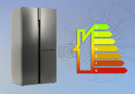 Energieeffizienz-Label und Kühlschrank auf hellblauem Hintergrund