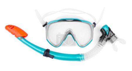 Téléchargez les photos : Masque de plongée turquoise et tuba isolés sur blanc, vue de dessus. Equipements sportifs - en image libre de droit