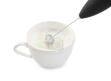 Schneebesen Milch in Tasse mit Mini-Mixer (Schaumstab) isoliert auf weiß