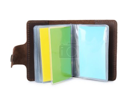 Téléchargez les photos : Porte-cartes de visite en cuir avec cartes blanches isolées sur blanc - en image libre de droit