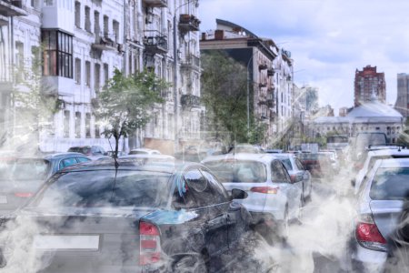 Contaminación ambiental. Aire contaminado con humos en la ciudad. Coches rodeados de escape en carretera