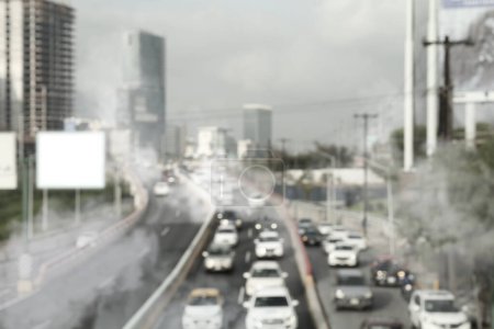 Contaminación ambiental. Aire contaminado con humos en la ciudad. Coches rodeados de escape en la carretera, vista borrosa