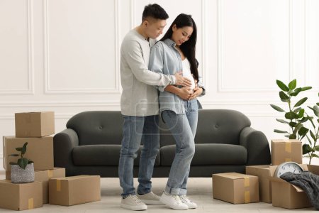 Foto de Mujer embarazada y su marido en su nuevo apartamento - Imagen libre de derechos