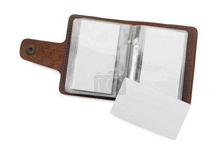 Téléchargez les photos : Porte-cartes de visite en cuir avec cartes blanches isolées sur blanc, vue du dessus - en image libre de droit