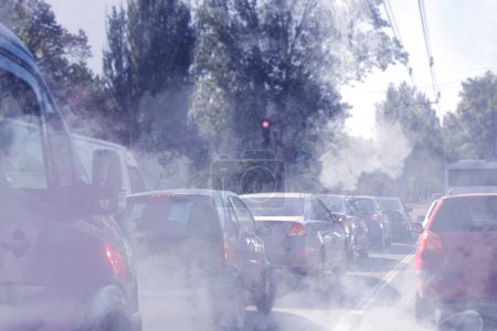 Umweltverschmutzung. Luftverschmutzung durch Abgase in der Stadt. Autos auf der Straße von Auspuff umgeben